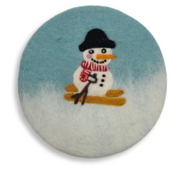 Untersetzer Schneemann auf Skiern im Schnee